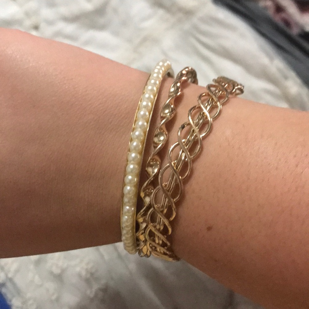 Set of 3 gold and pearl bracelets